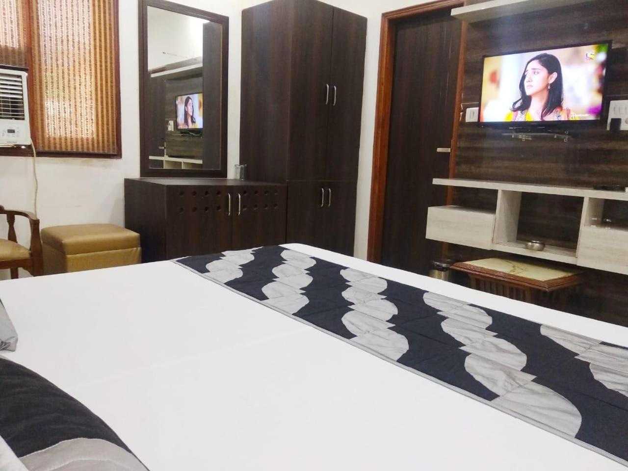 Hotel Spb 87 Near Karol Bagh Metro Station Delhi Екстериор снимка