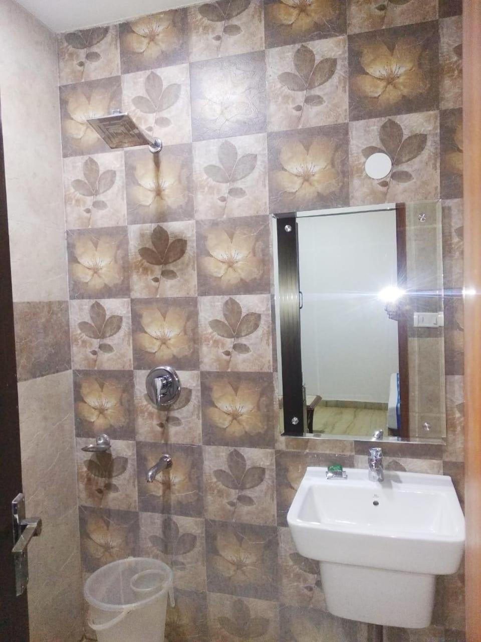 Hotel Spb 87 Near Karol Bagh Metro Station Delhi Екстериор снимка